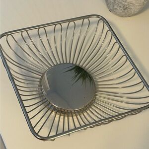 Adrienne Vittadini AV Silver Wire Basket  6.5”
Modern Table Decor
